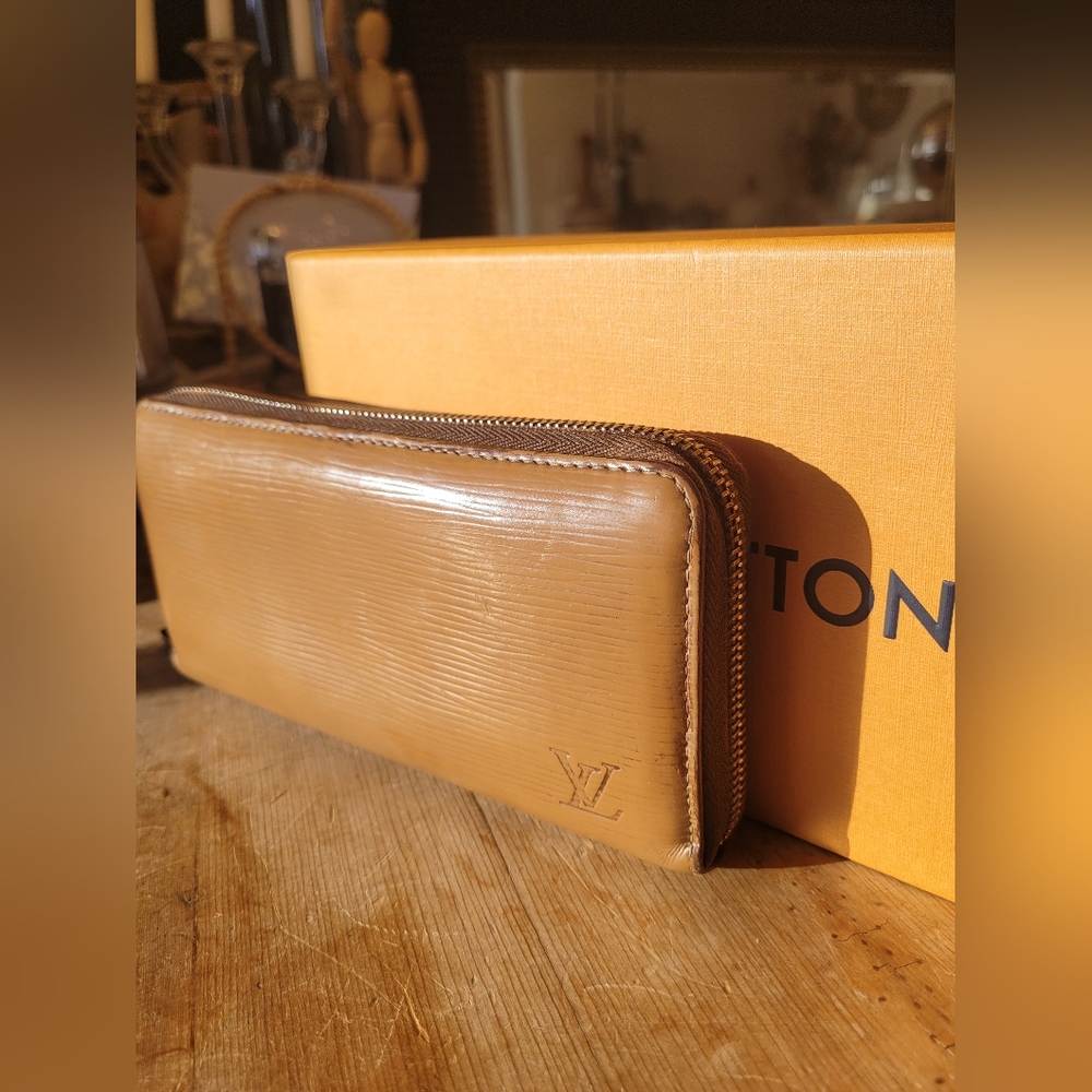 Louis Vuitton Epi Unisex Wallet - Picture 1 of 8